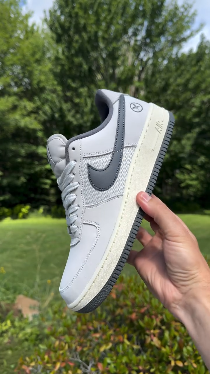 【2026年 秋 発売予定】堀米雄斗 × ナイキ SB × エア フォース 1 ロー “ホワイト/アイアングレー” (Yuto Horigome NIKE AIR FORDC 1 LOW “White/Iron Grey”) [IO8439-100]