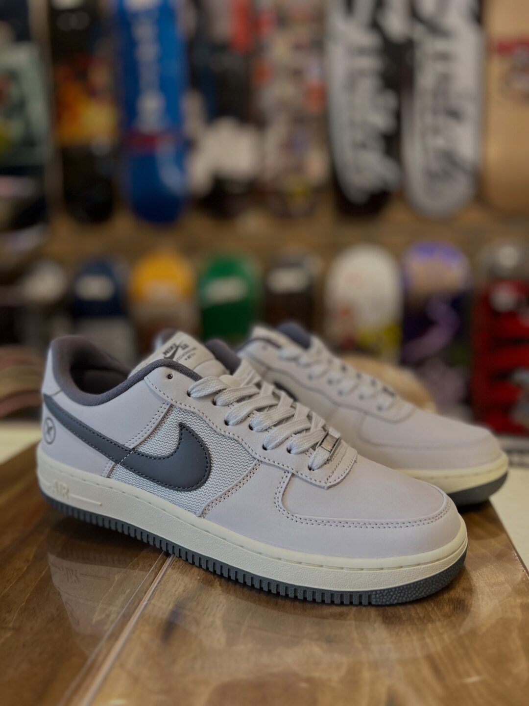 【2026年 秋 発売予定】堀米雄斗 × ナイキ SB × エア フォース 1 ロー “ホワイト/アイアングレー” (Yuto Horigome NIKE AIR FORDC 1 LOW “White/Iron Grey”) [IO8439-100]