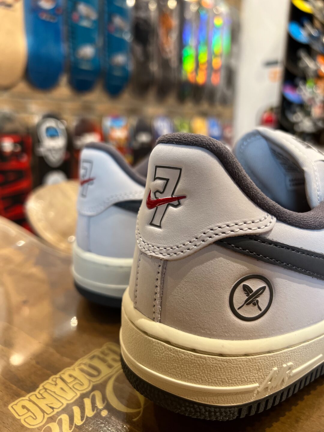 【2026年 秋 発売予定】堀米雄斗 × ナイキ SB × エア フォース 1 ロー “ホワイト/アイアングレー” (Yuto Horigome NIKE AIR FORDC 1 LOW “White/Iron Grey”) [IO8439-100]
