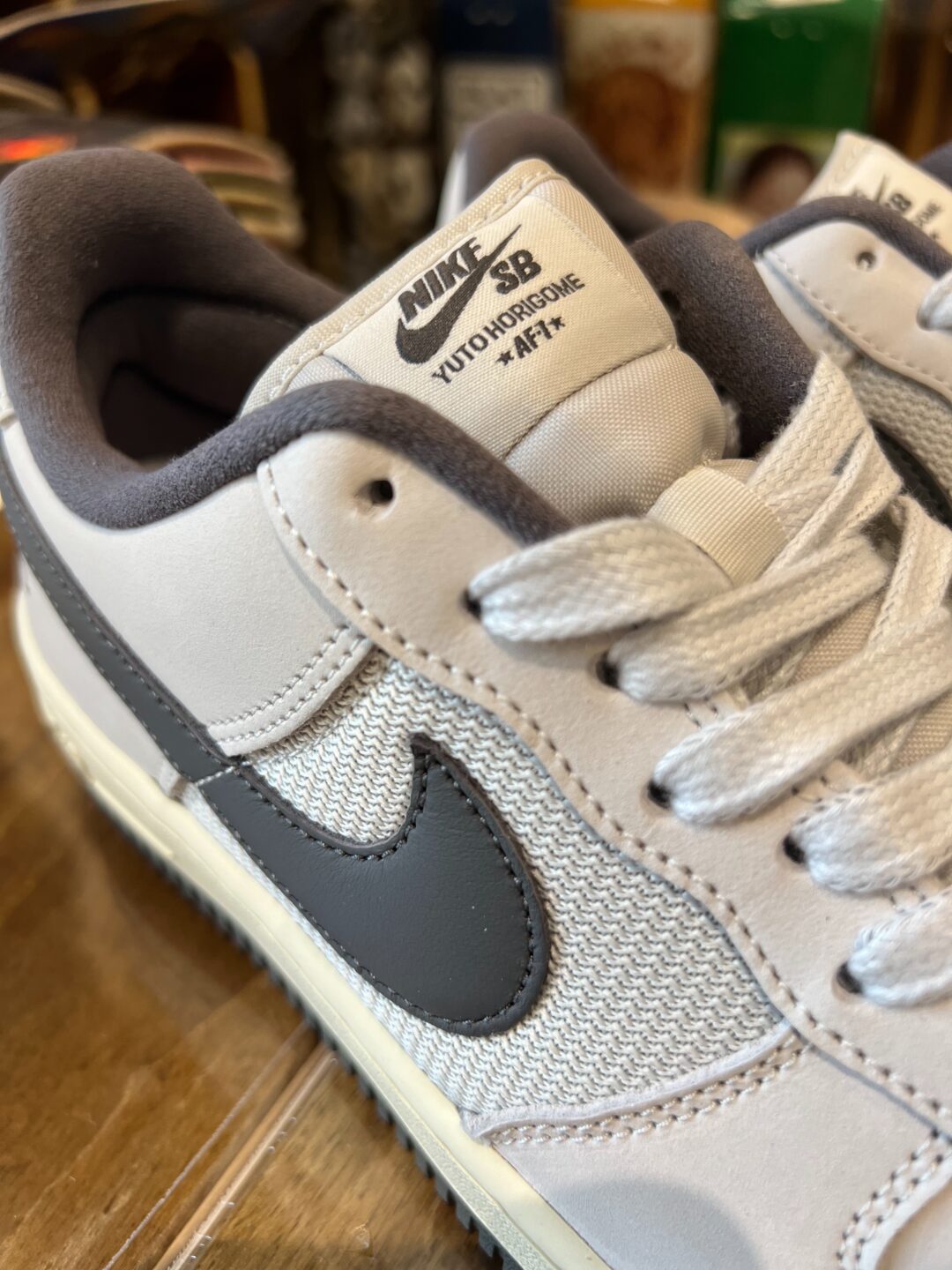 【2026年 秋 発売予定】堀米雄斗 × ナイキ SB × エア フォース 1 ロー “ホワイト/アイアングレー” (Yuto Horigome NIKE AIR FORDC 1 LOW “White/Iron Grey”) [IO8439-100]