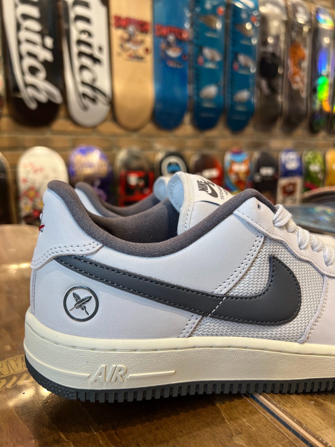 【2026年 秋 発売予定】堀米雄斗 × ナイキ SB × エア フォース 1 ロー “ホワイト/アイアングレー” (Yuto Horigome NIKE AIR FORDC 1 LOW “White/Iron Grey”) [IO8439-100]