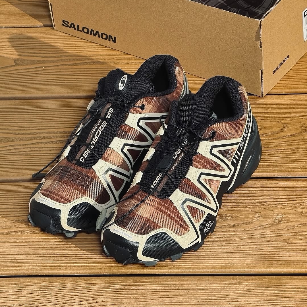 【2025年 12/5 発売】DOVER STREET MARKET {DSM} Exclusive / Salomon “HOLIDAY” (ドーバーストリートマーケット サロモン ホリデー) [L47793300/L47793400/L47793500]