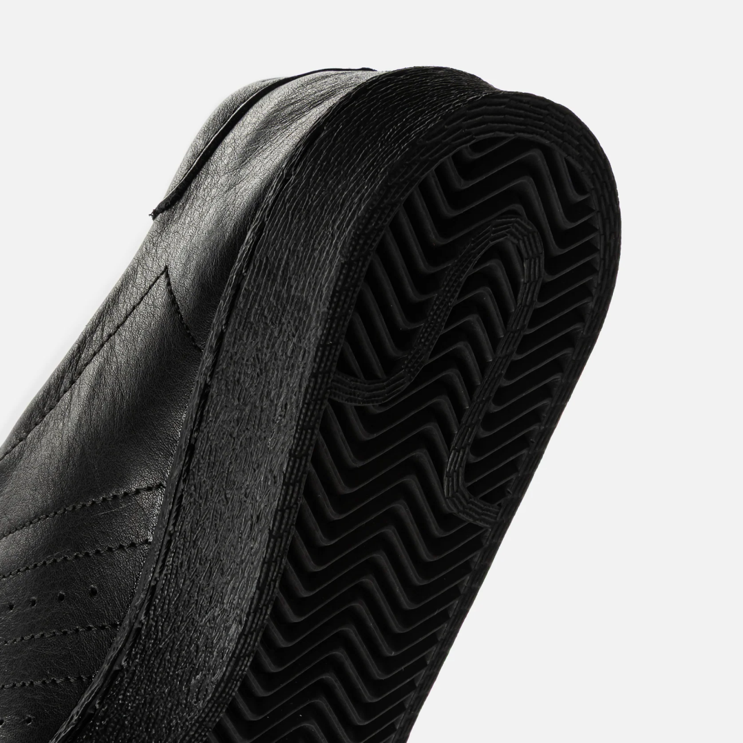 【一部海外発売 / 2025年 11/21 発売】Willy Chavarria × adidas Originals JABBAR LO “Core Black/Gold Metallic” (ウィリーチャバリア アディダス オリジナルス ジャバー ロー) [HQ4867]