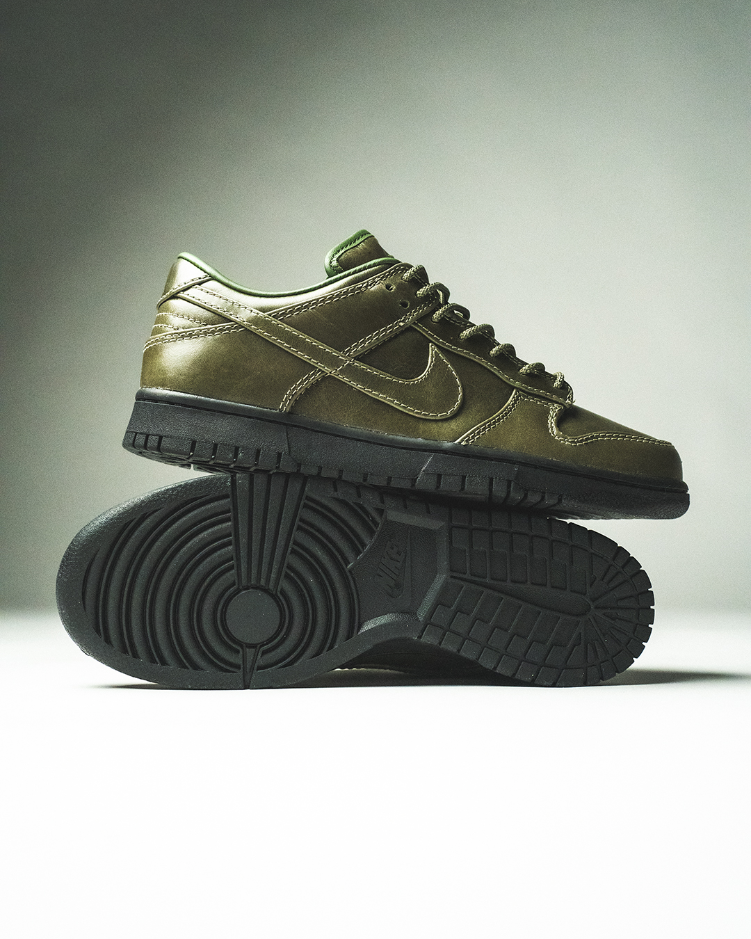 【2025年 12/16 発売】NIKE DUNK LOW RETRO PREMIUM QS “Triple Black/Army Olive” (ナイキ ダンク ロー レトロ プレミアム “トリプルブラック/アーミーオリーブ”) [IQ3342-001/IQ3342-300]