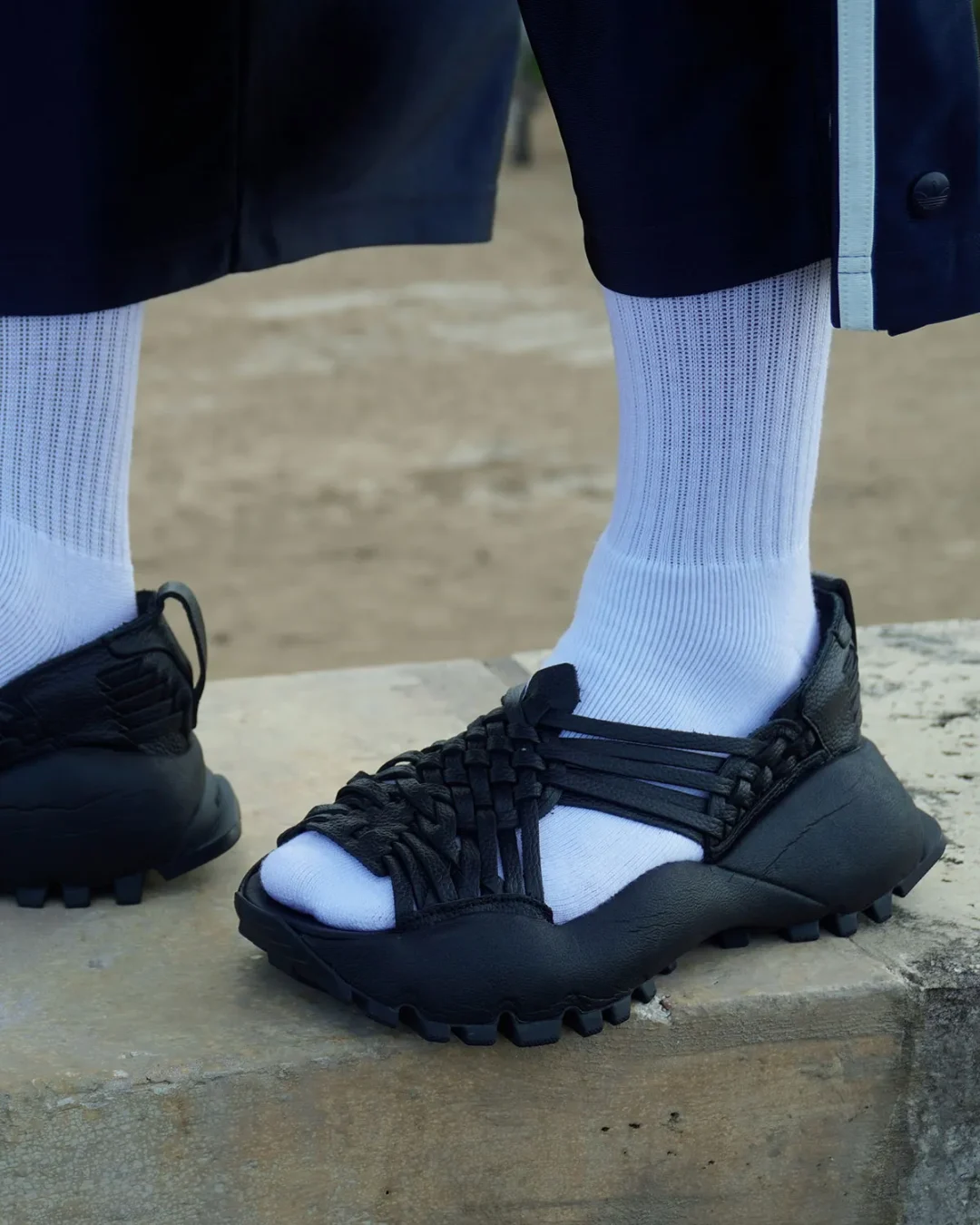 【2025年 10/31 & 年末 発売予定】Willy Chavarria × adidas Originals HUARACHE “Core Black” (ウィリーチャバリア アディダス オリジナルス ワラチェ “ブラック”) [JS2117]