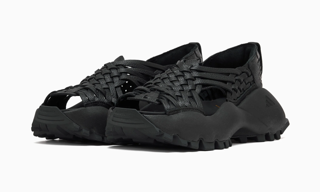 【2025年 10/31 & 年末 発売予定】Willy Chavarria × adidas Originals HUARACHE “Core Black” (ウィリーチャバリア アディダス オリジナルス ワラチェ “ブラック”) [JS2117]