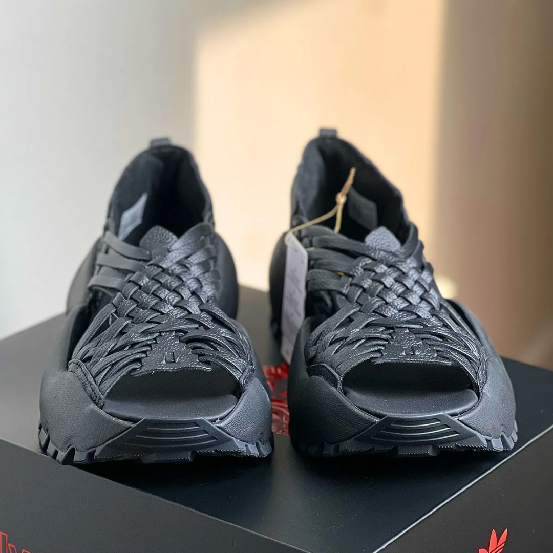 【2025年 10/31 & 年末 発売予定】Willy Chavarria × adidas Originals HUARACHE “Core Black” (ウィリーチャバリア アディダス オリジナルス ワラチェ “ブラック”) [JS2117]