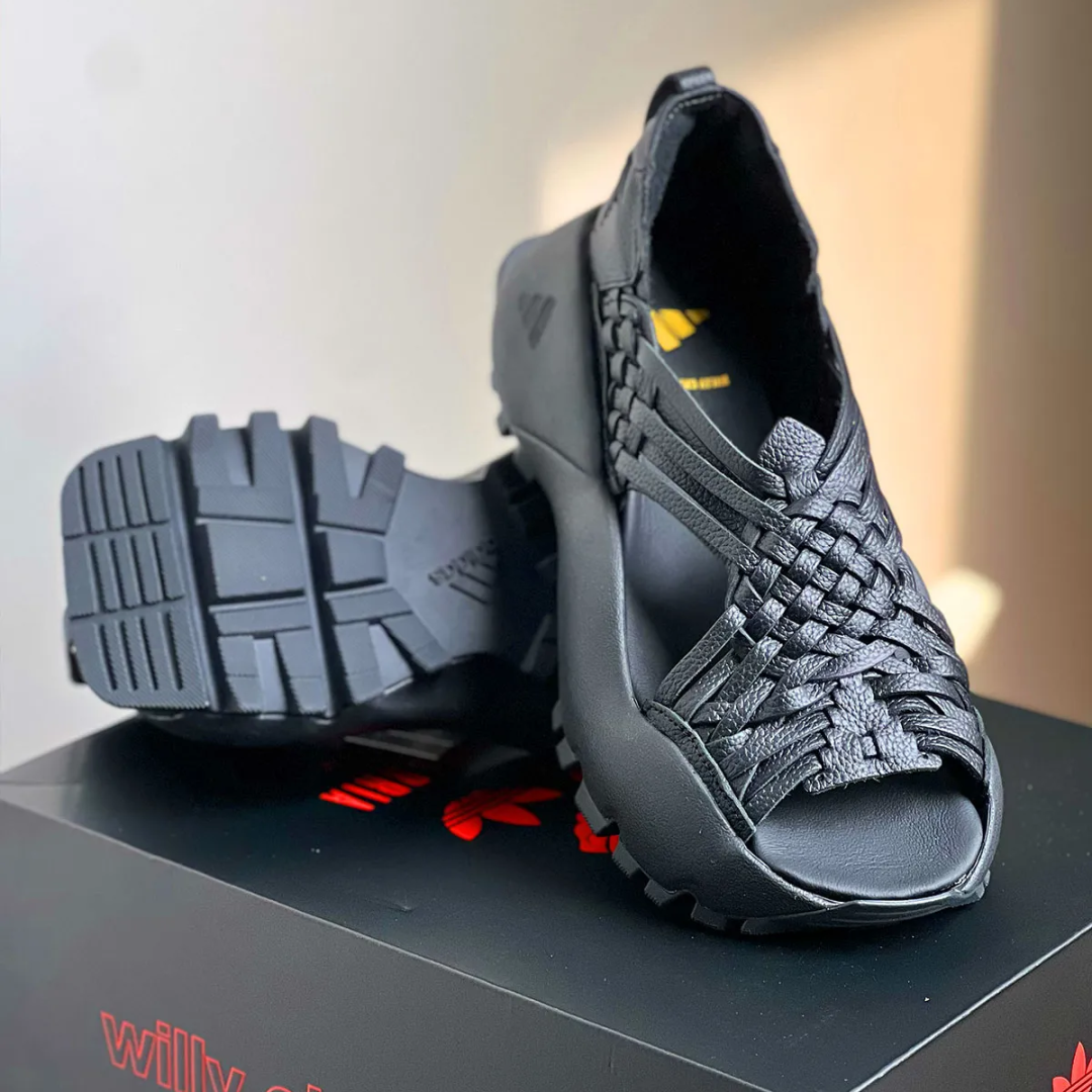 【2025年 10/31 & 年末 発売予定】Willy Chavarria × adidas Originals HUARACHE “Core Black” (ウィリーチャバリア アディダス オリジナルス ワラチェ “ブラック”) [JS2117]