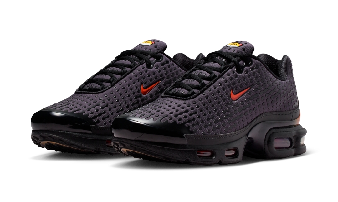 【2025年末 発売予定】NIKE AIR MAX PLUS VII “Black/Medium Ash/Bright Crimson” (ナイキ エア マックス プラス “ブラック/アッシュ/クリムゾン”) [HQ2197-002]