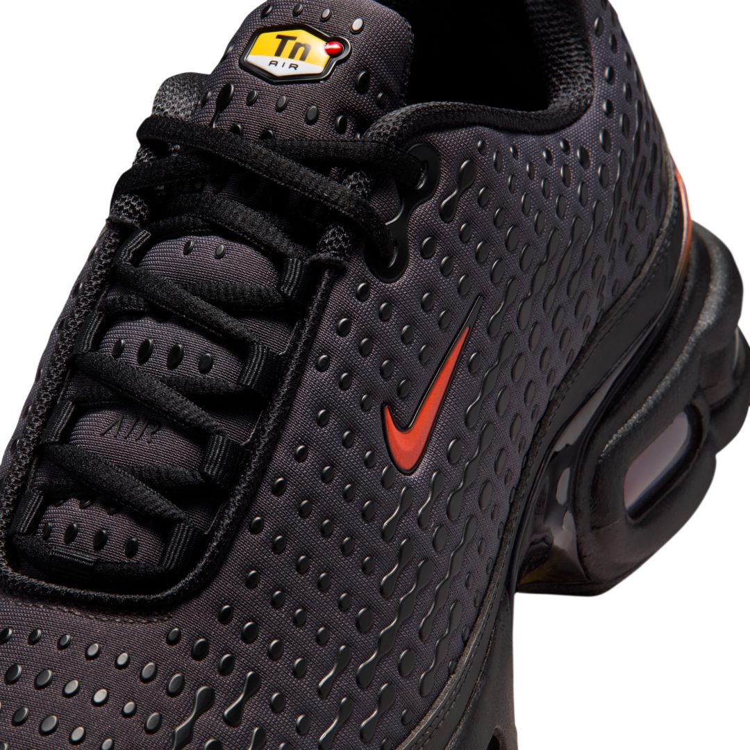 【2025年末 発売予定】NIKE AIR MAX PLUS VII “Black/Medium Ash/Bright Crimson” (ナイキ エア マックス プラス “ブラック/アッシュ/クリムゾン”) [HQ2197-002]