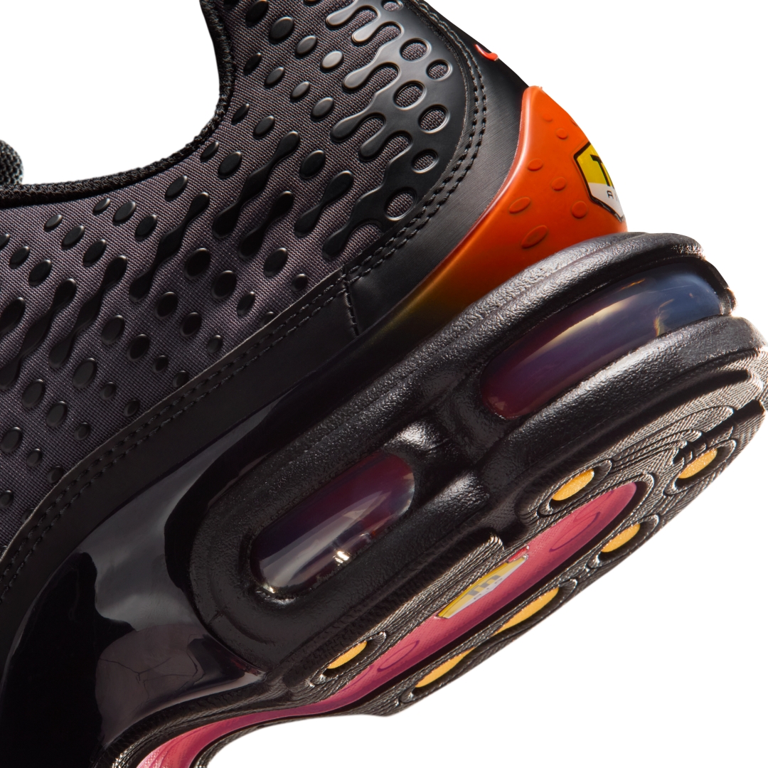 【2025年末 発売予定】NIKE AIR MAX PLUS VII “Black/Medium Ash/Bright Crimson” (ナイキ エア マックス プラス “ブラック/アッシュ/クリムゾン”) [HQ2197-002]