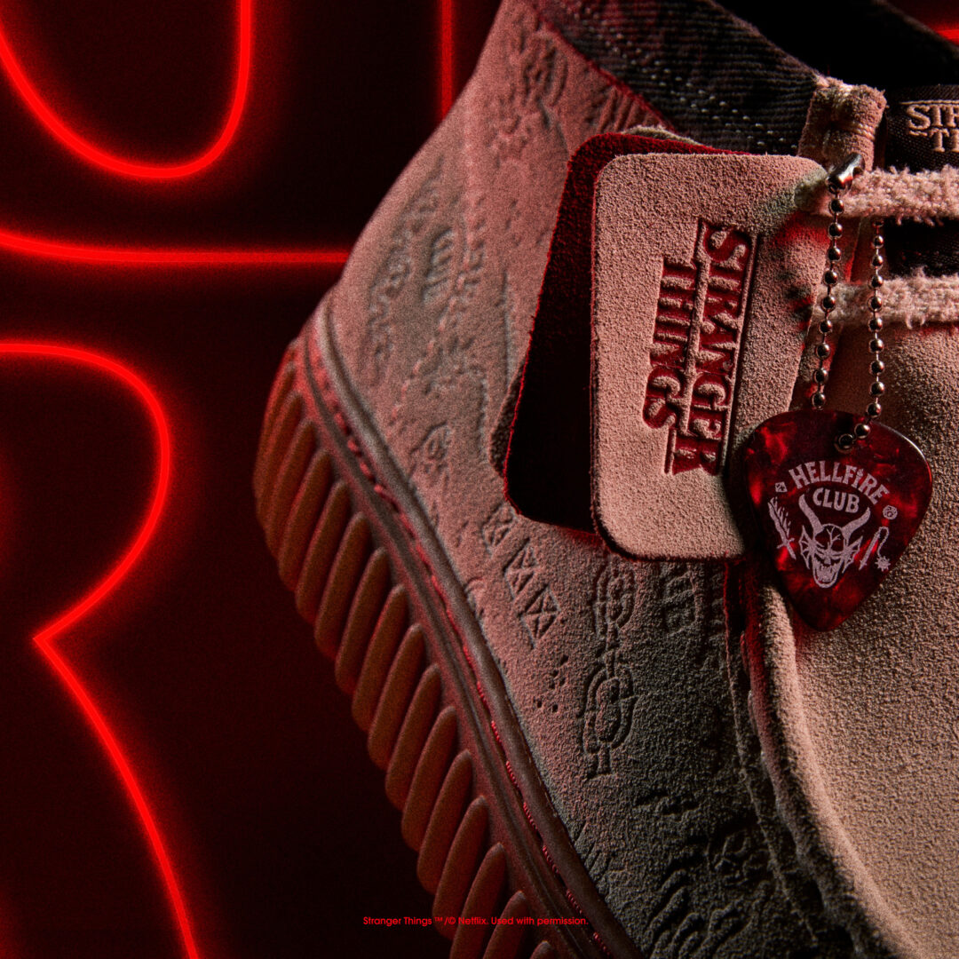 Stranger Things × Clarks “Torhill Hi”が2025年 11/13 発売 (ストレンジャー・シングス クラークス トーヒルハイ)