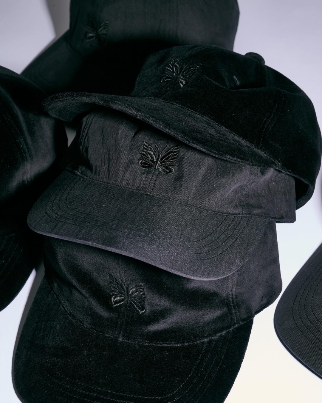 NEEDLES × STUDIOUS 2025 FW 別注 “Papillon Embroidery Nylon & Velor Cap”が11/22 発売 (ニードルズ ステュディオス)