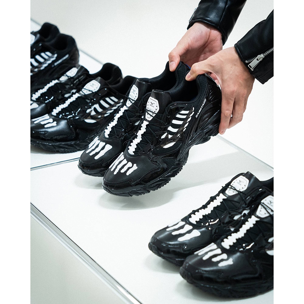 【2025年 11/21 発売】SBTG x Mizuno WAVE RIDER 10 “Black/White” (サボタージュ ミズノ ウェーブ ライダー) [D1GD2526-01]