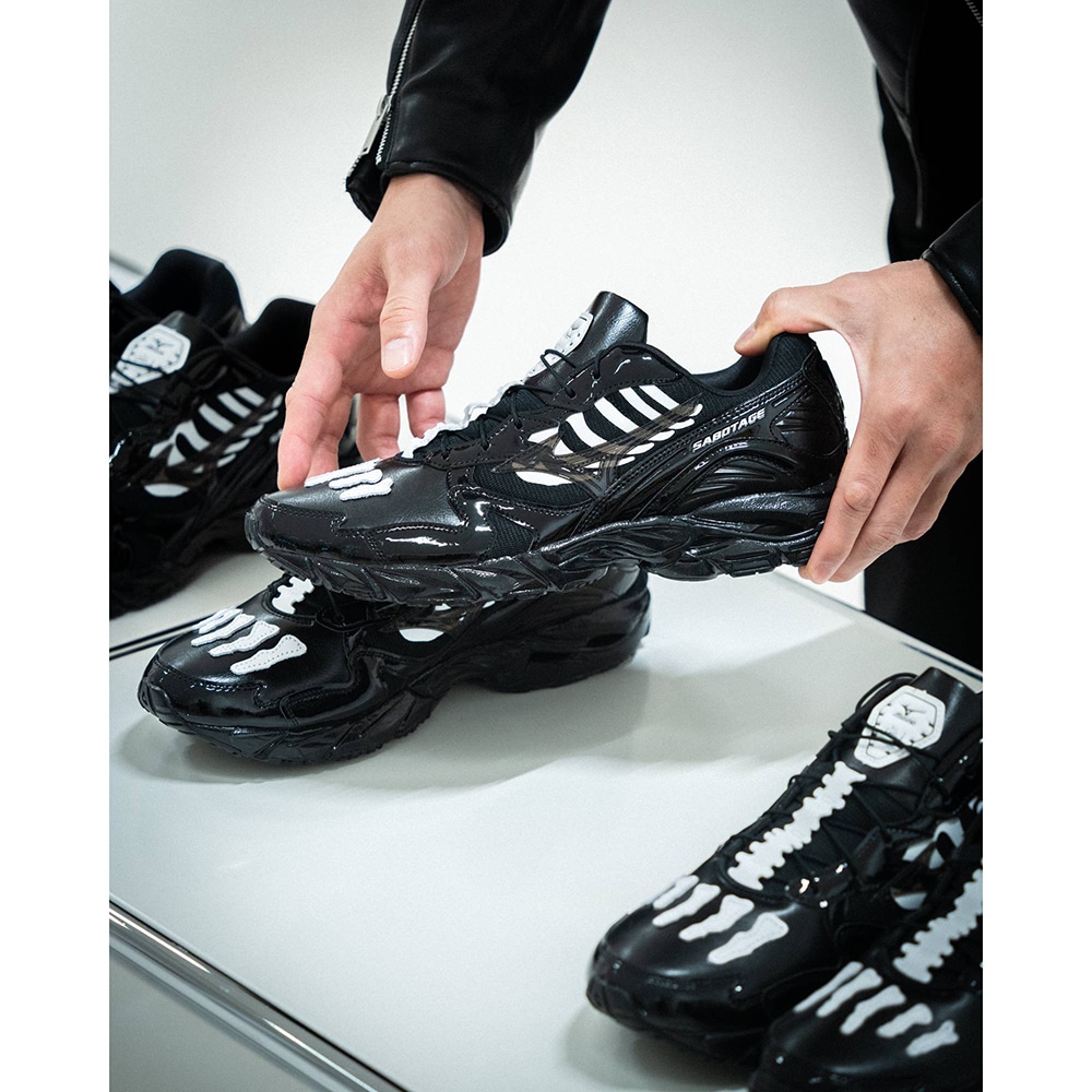 【2025年 11/21 発売】SBTG x Mizuno WAVE RIDER 10 “Black/White” (サボタージュ ミズノ ウェーブ ライダー) [D1GD2526-01]
