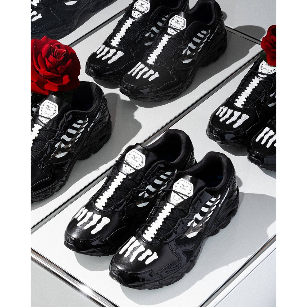 【2025年 11/21 発売】SBTG x Mizuno WAVE RIDER 10 “Black/White” (サボタージュ ミズノ ウェーブ ライダー) [D1GD2526-01]