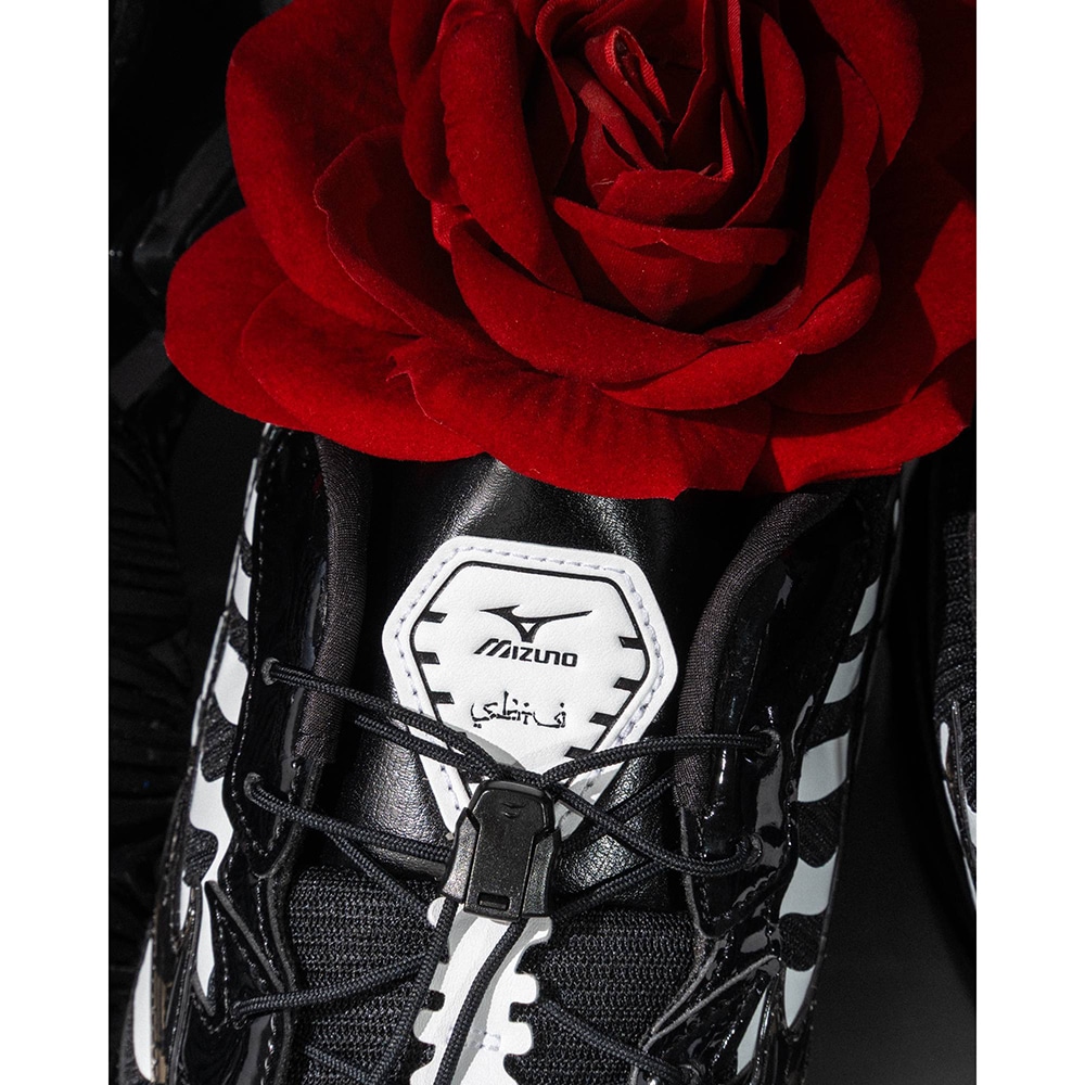 【2025年 11/21 発売】SBTG x Mizuno WAVE RIDER 10 “Black/White” (サボタージュ ミズノ ウェーブ ライダー) [D1GD2526-01]