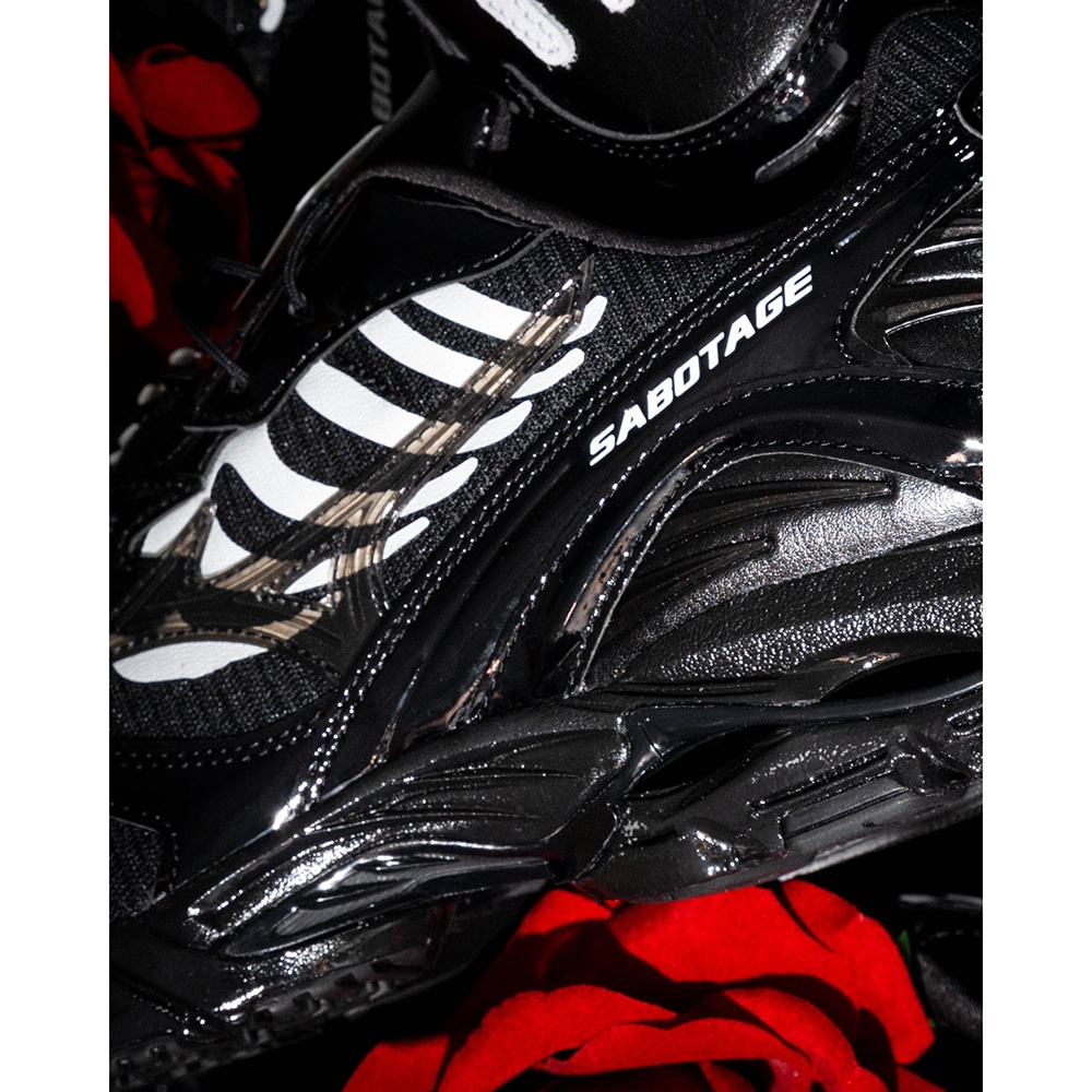 【2025年 11/21 発売】SBTG x Mizuno WAVE RIDER 10 “Black/White” (サボタージュ ミズノ ウェーブ ライダー) [D1GD2526-01]