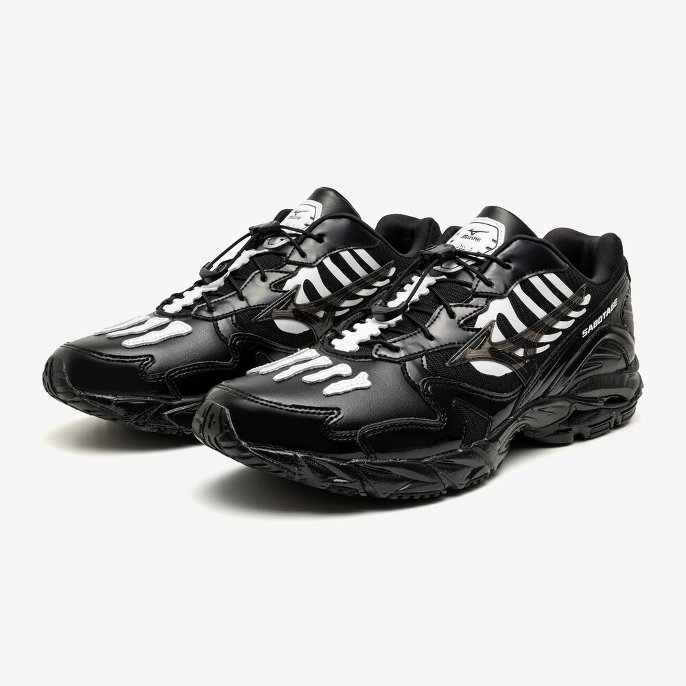 【2025年 11/21 発売】SBTG x Mizuno WAVE RIDER 10 “Black/White” (サボタージュ ミズノ ウェーブ ライダー) [D1GD2526-01]