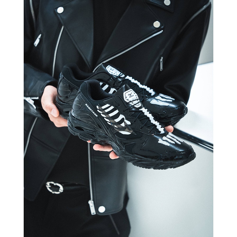 【2025年 11/21 発売】SBTG x Mizuno WAVE RIDER 10 “Black/White” (サボタージュ ミズノ ウェーブ ライダー) [D1GD2526-01]