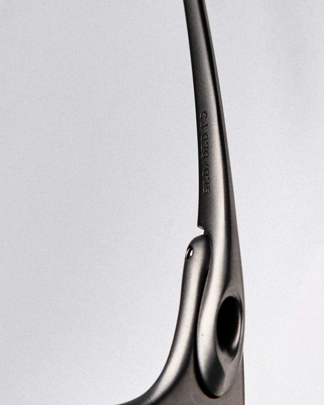 Travis Scott/Cactus Jack x Oakley “MUZM X-Metal Juliet”が2026年 発売予定 (トラヴィス・スコット/カクタスジャック オークリー)