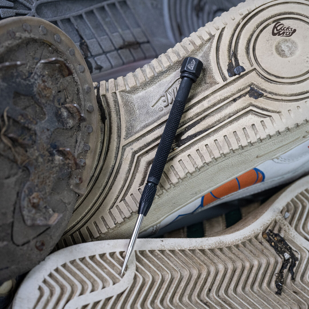 KicksWrapから靴底に挟まった小石やへばりついたゴミやガム、頑固な泥や土を除去するオリジナルピッカー「Stone Picker」が2025年 11/20 19:00 発売 (キックスラップ)