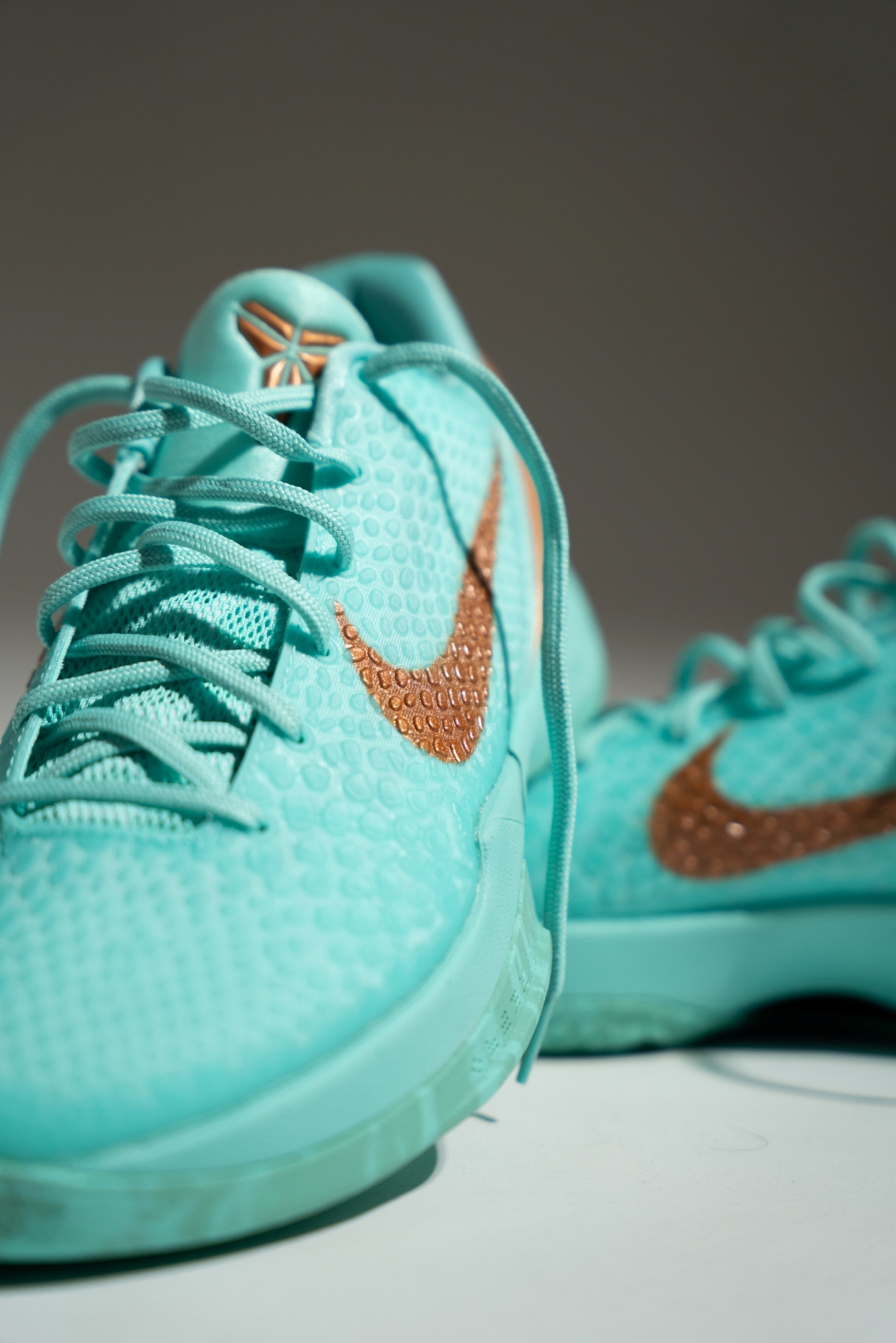 【2025年末 発売予定】Jalen Brunson x NIKE KOBE 6 PROTRO “Statue of Liberty” (ジェイレン・ブランソン ナイキ コービー 6 プロトロ “スタチュー・オブ・リバティ”) [IQ5774-300]