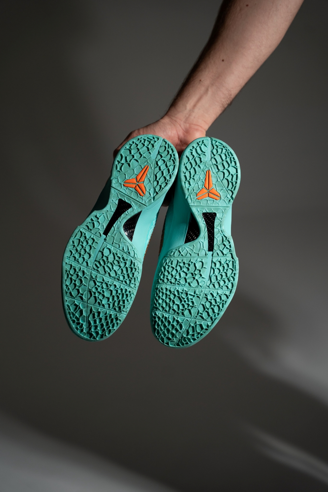 【2025年末 発売予定】Jalen Brunson x NIKE KOBE 6 PROTRO “Statue of Liberty” (ジェイレン・ブランソン ナイキ コービー 6 プロトロ “スタチュー・オブ・リバティ”) [IQ5774-300]