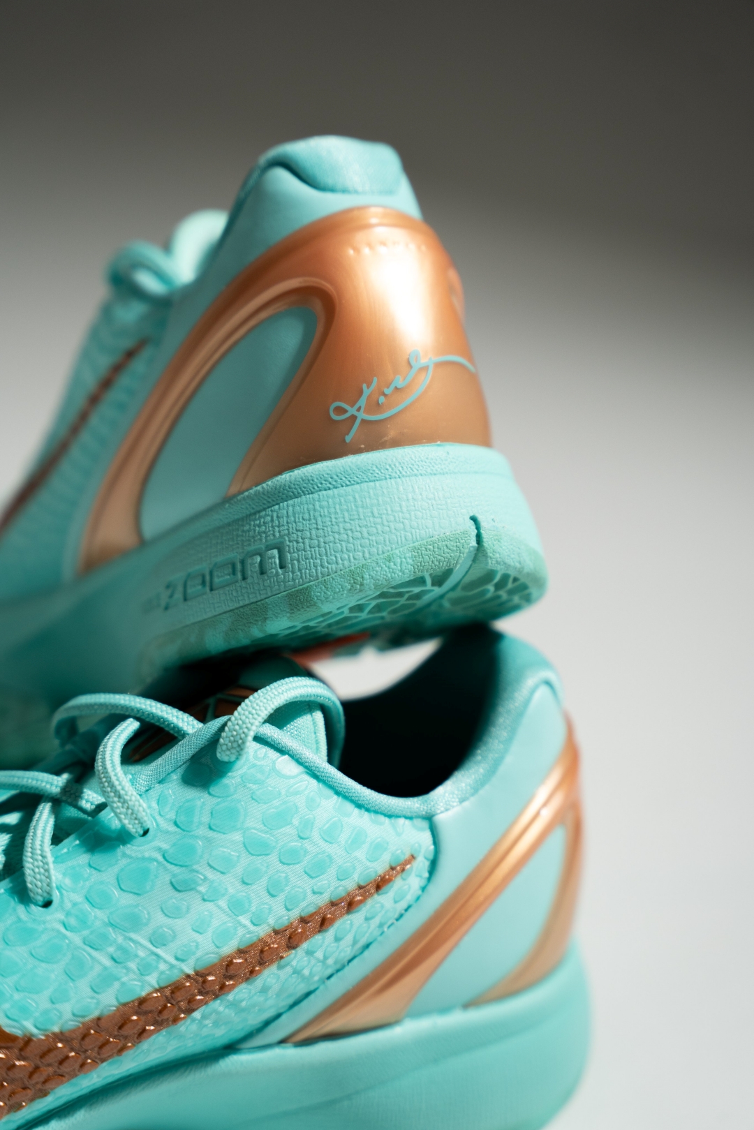 【2025年末 発売予定】Jalen Brunson x NIKE KOBE 6 PROTRO “Statue of Liberty” (ジェイレン・ブランソン ナイキ コービー 6 プロトロ “スタチュー・オブ・リバティ”) [IQ5774-300]