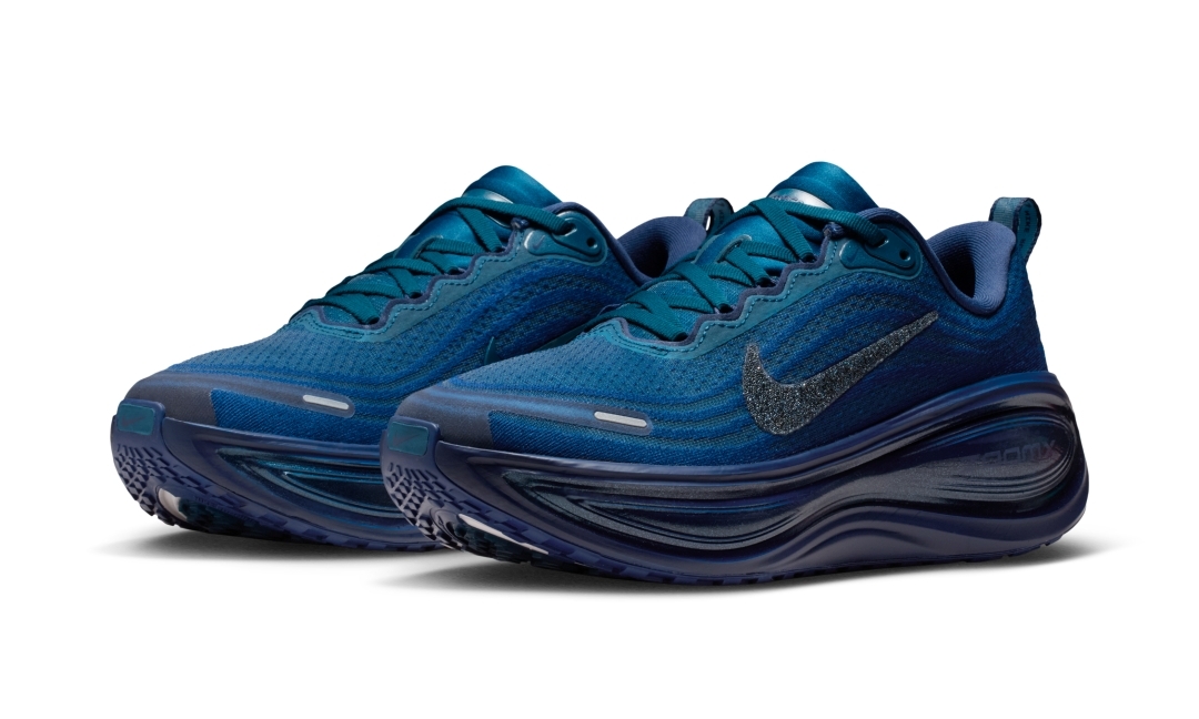 【2025年 12/5 発売予定】Swarovski × NIKE W VOMERO PLUS “Blue Force” (スワロフスキー ボメロ プラス “ブルーフォース”) [IM7389-499]