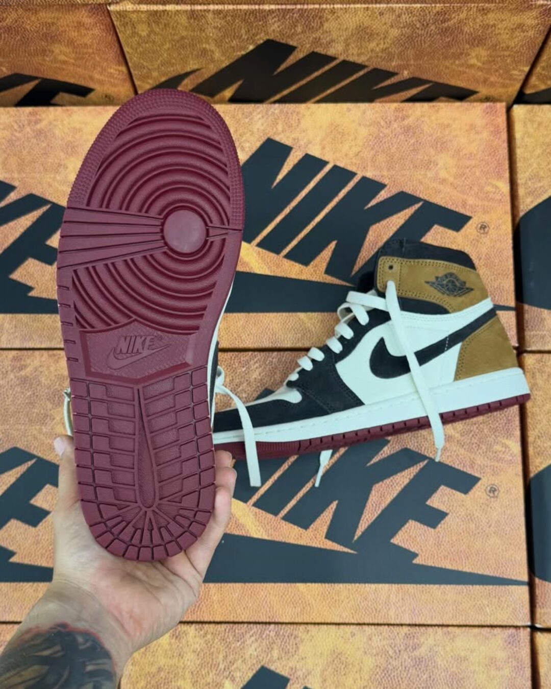 【2026年 7/2 & 8/1 発売予定】NIKE AIR JORDAN 1 HIGH OG “Love The Game” (ナイキ エア ジョーダン 1 ハイ “ラブ ザ ゲーム”) [DZ5485-201]