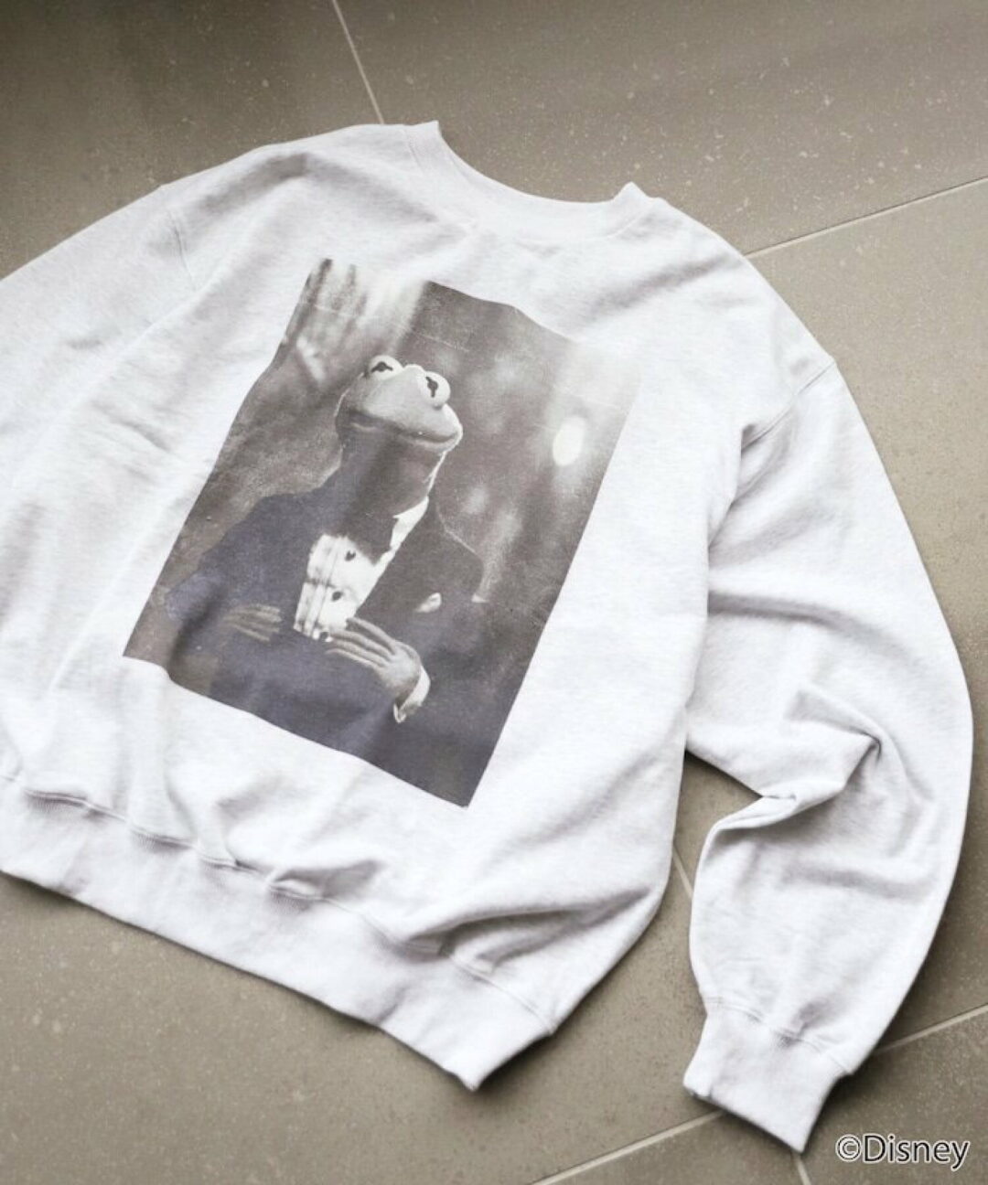 『カーミット・ザ・フロッグ』グラフィックプリントが目を引くクルーネックスウェットが発売 (The Muppets KERMIT THE FROG)