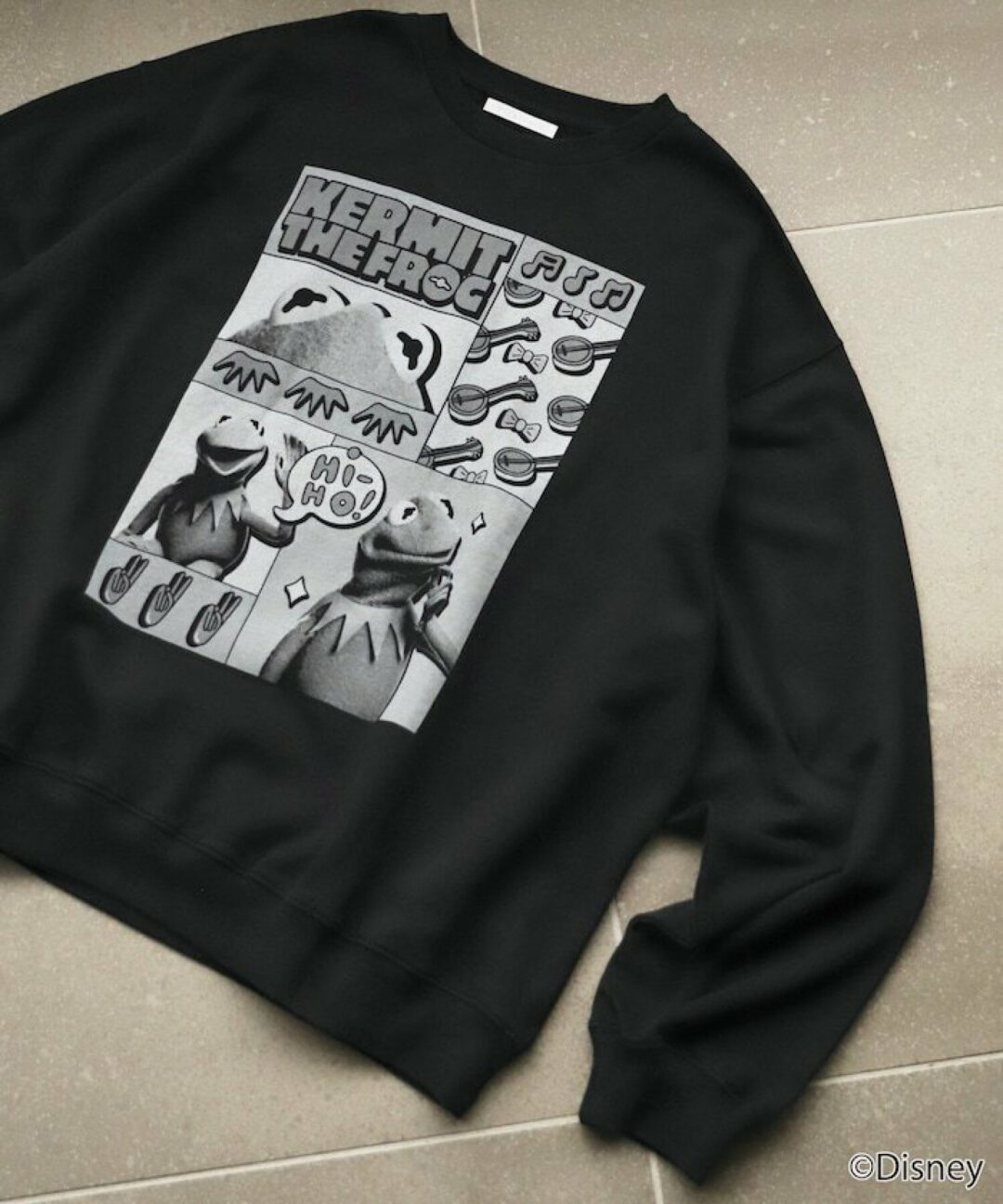 『カーミット・ザ・フロッグ』グラフィックプリントが目を引くクルーネックスウェットが発売 (The Muppets KERMIT THE FROG)