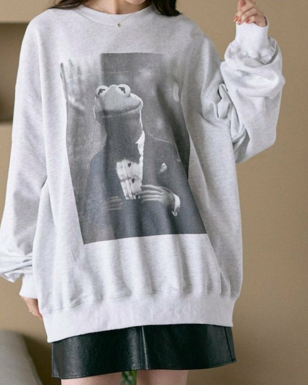 『カーミット・ザ・フロッグ』グラフィックプリントが目を引くクルーネックスウェットが発売 (The Muppets KERMIT THE FROG)