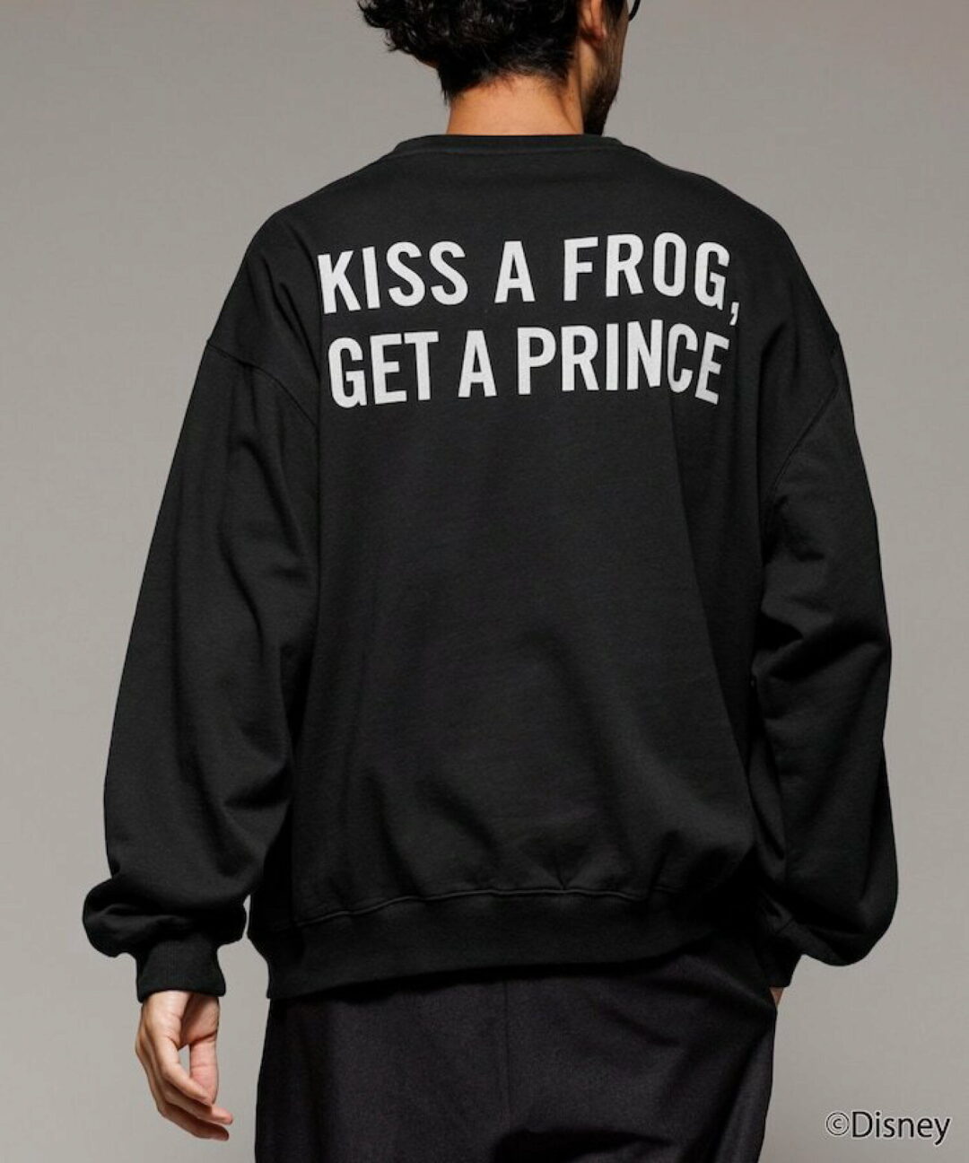 『カーミット・ザ・フロッグ』グラフィックプリントが目を引くクルーネックスウェットが発売 (The Muppets KERMIT THE FROG)