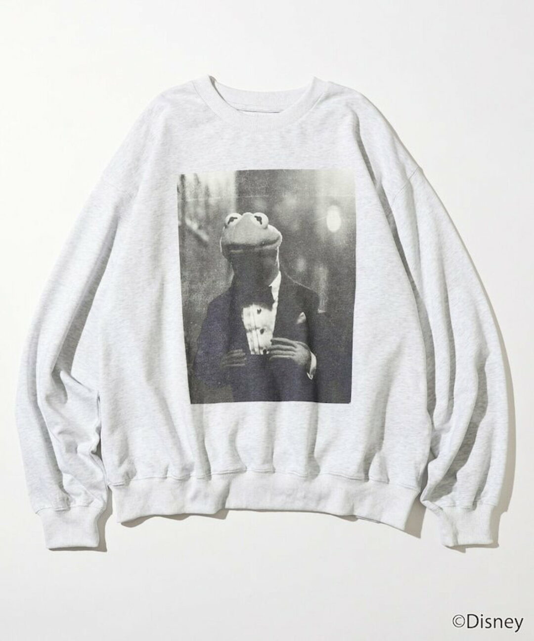 『カーミット・ザ・フロッグ』グラフィックプリントが目を引くクルーネックスウェットが発売 (The Muppets KERMIT THE FROG)