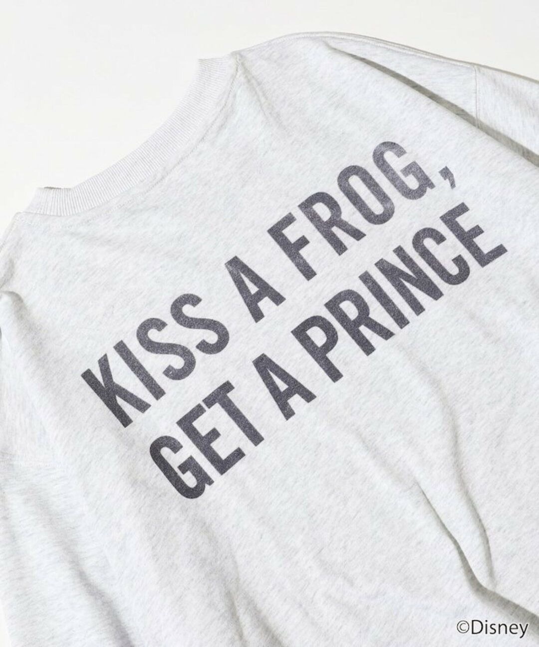 『カーミット・ザ・フロッグ』グラフィックプリントが目を引くクルーネックスウェットが発売 (The Muppets KERMIT THE FROG)