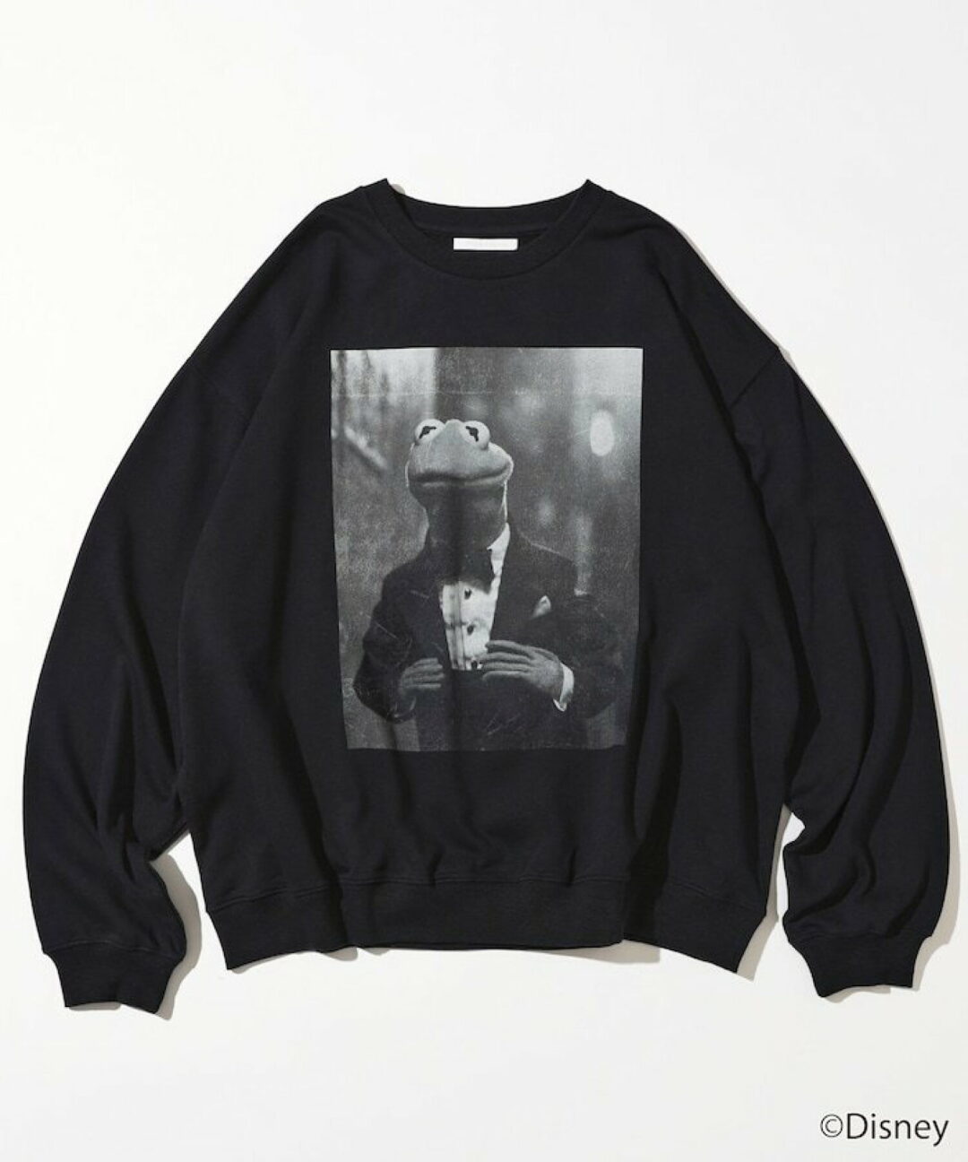 『カーミット・ザ・フロッグ』グラフィックプリントが目を引くクルーネックスウェットが発売 (The Muppets KERMIT THE FROG)