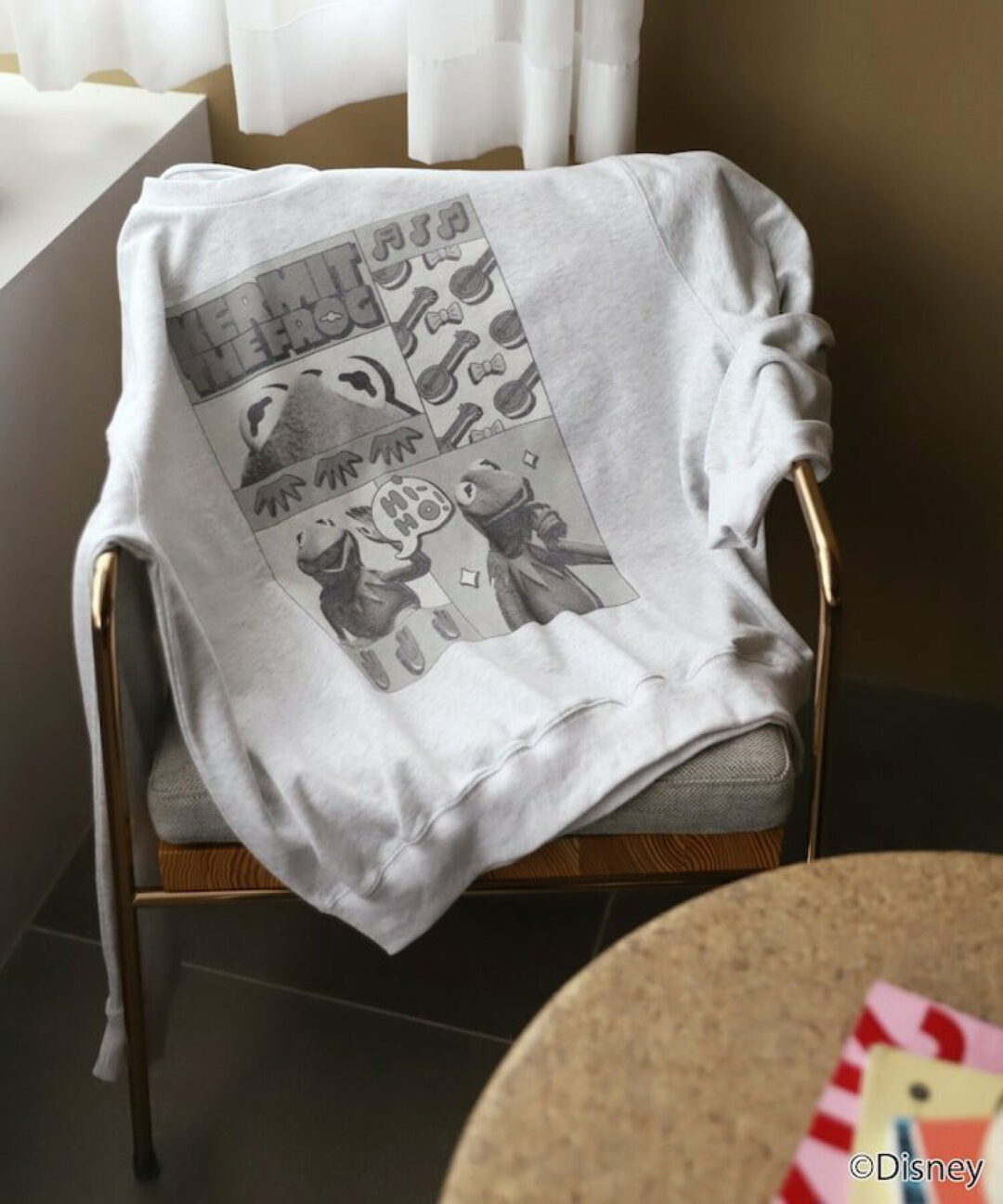 『カーミット・ザ・フロッグ』グラフィックプリントが目を引くクルーネックスウェットが発売 (The Muppets KERMIT THE FROG)