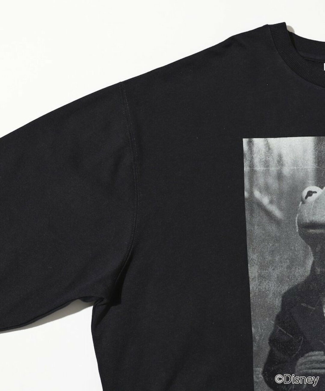 『カーミット・ザ・フロッグ』グラフィックプリントが目を引くクルーネックスウェットが発売 (The Muppets KERMIT THE FROG)