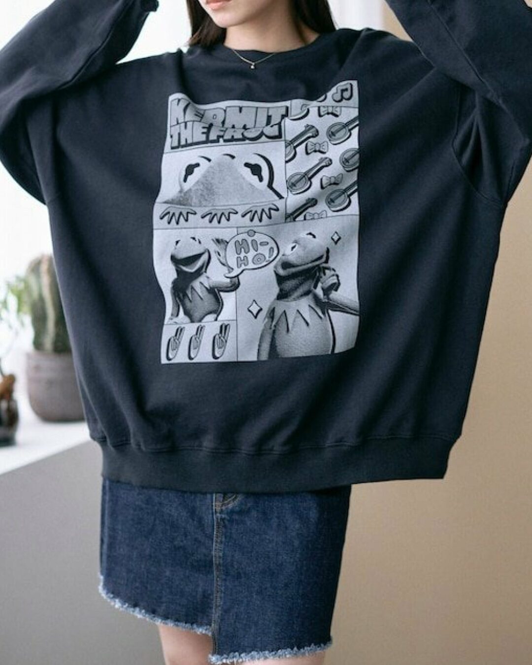 『カーミット・ザ・フロッグ』グラフィックプリントが目を引くクルーネックスウェットが発売 (The Muppets KERMIT THE FROG)