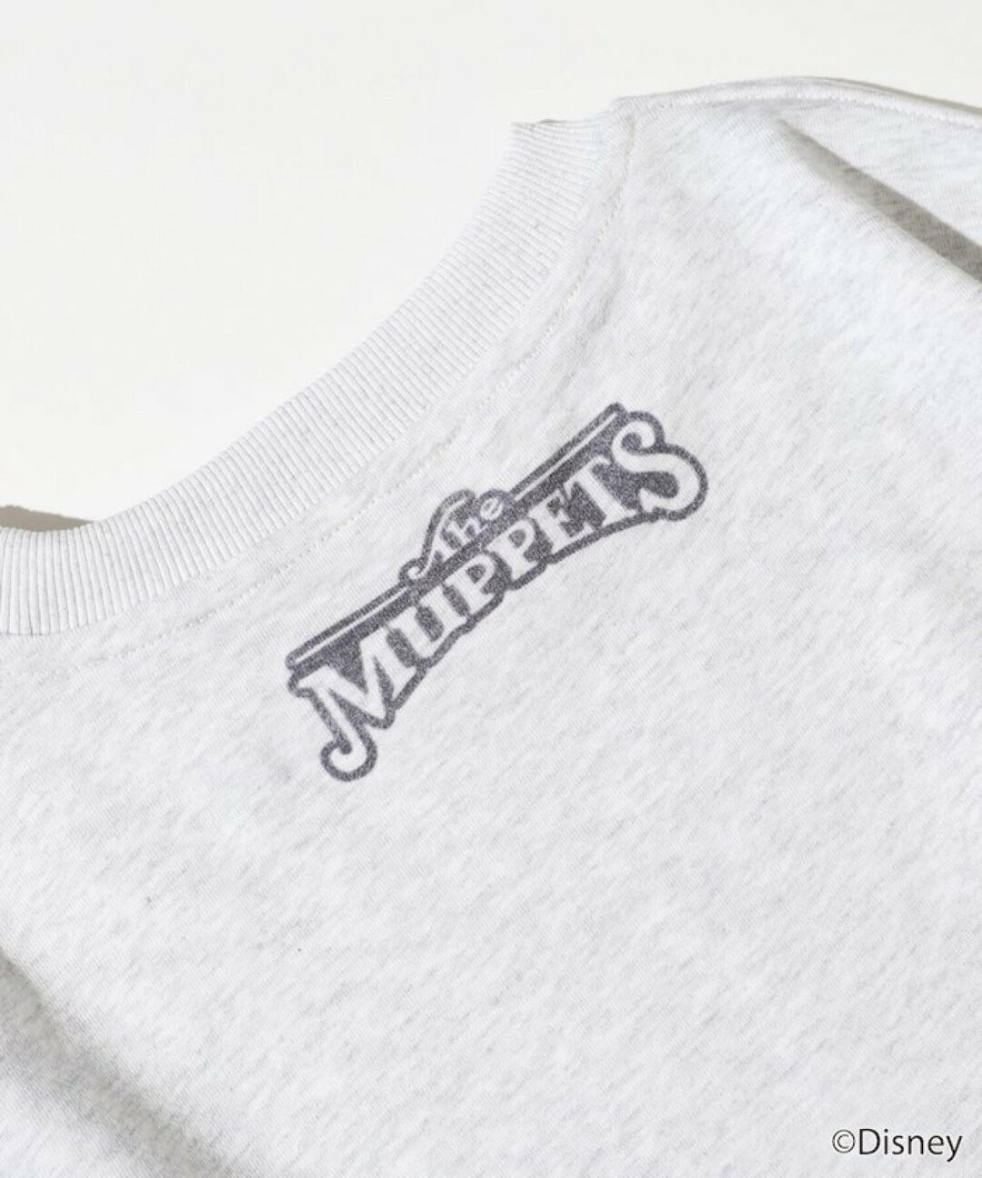 『カーミット・ザ・フロッグ』グラフィックプリントが目を引くクルーネックスウェットが発売 (The Muppets KERMIT THE FROG)