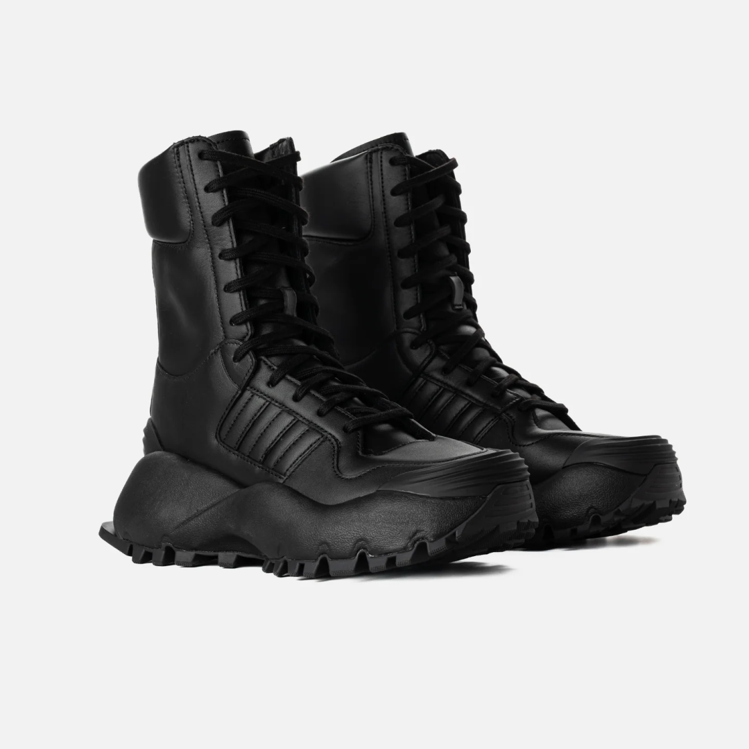 【一部海外発売 / 2025年 11/21 発売】Willy Chavarria × adidas Originals FORUM BOOT “Core Black” (ウィリーチャバリア アディダス オリジナルス フォーラム ブーツ) [HQ4879]