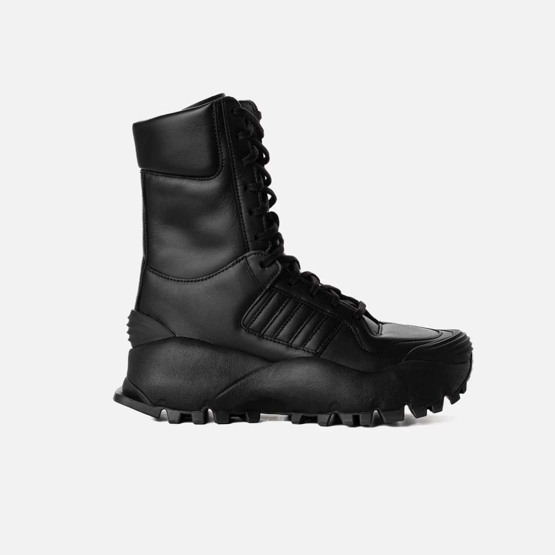 【一部海外発売 / 2025年 11/21 発売】Willy Chavarria × adidas Originals FORUM BOOT “Core Black” (ウィリーチャバリア アディダス オリジナルス フォーラム ブーツ) [HQ4879]