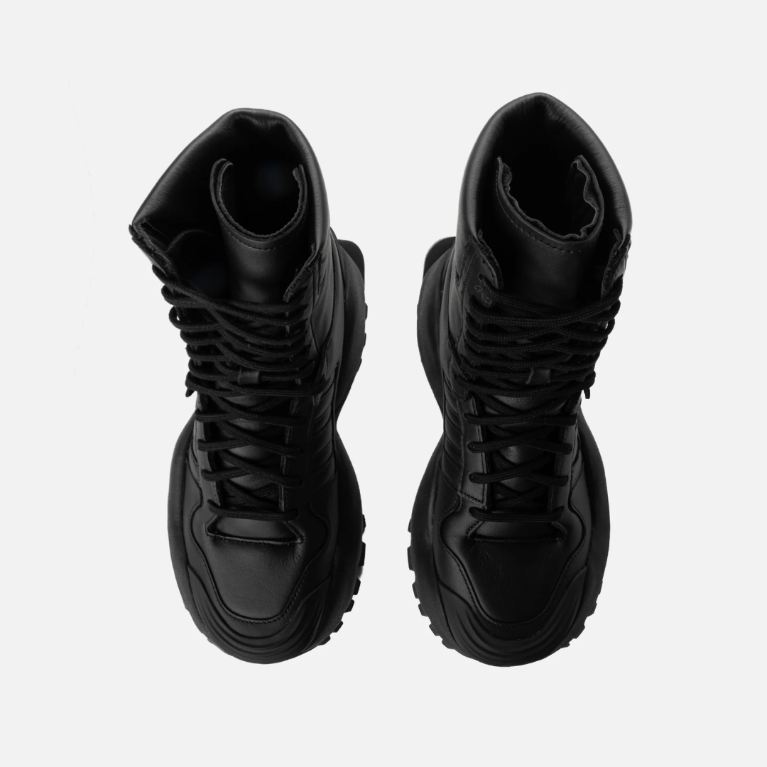 【一部海外発売 / 2025年 11/21 発売】Willy Chavarria × adidas Originals FORUM BOOT “Core Black” (ウィリーチャバリア アディダス オリジナルス フォーラム ブーツ) [HQ4879]