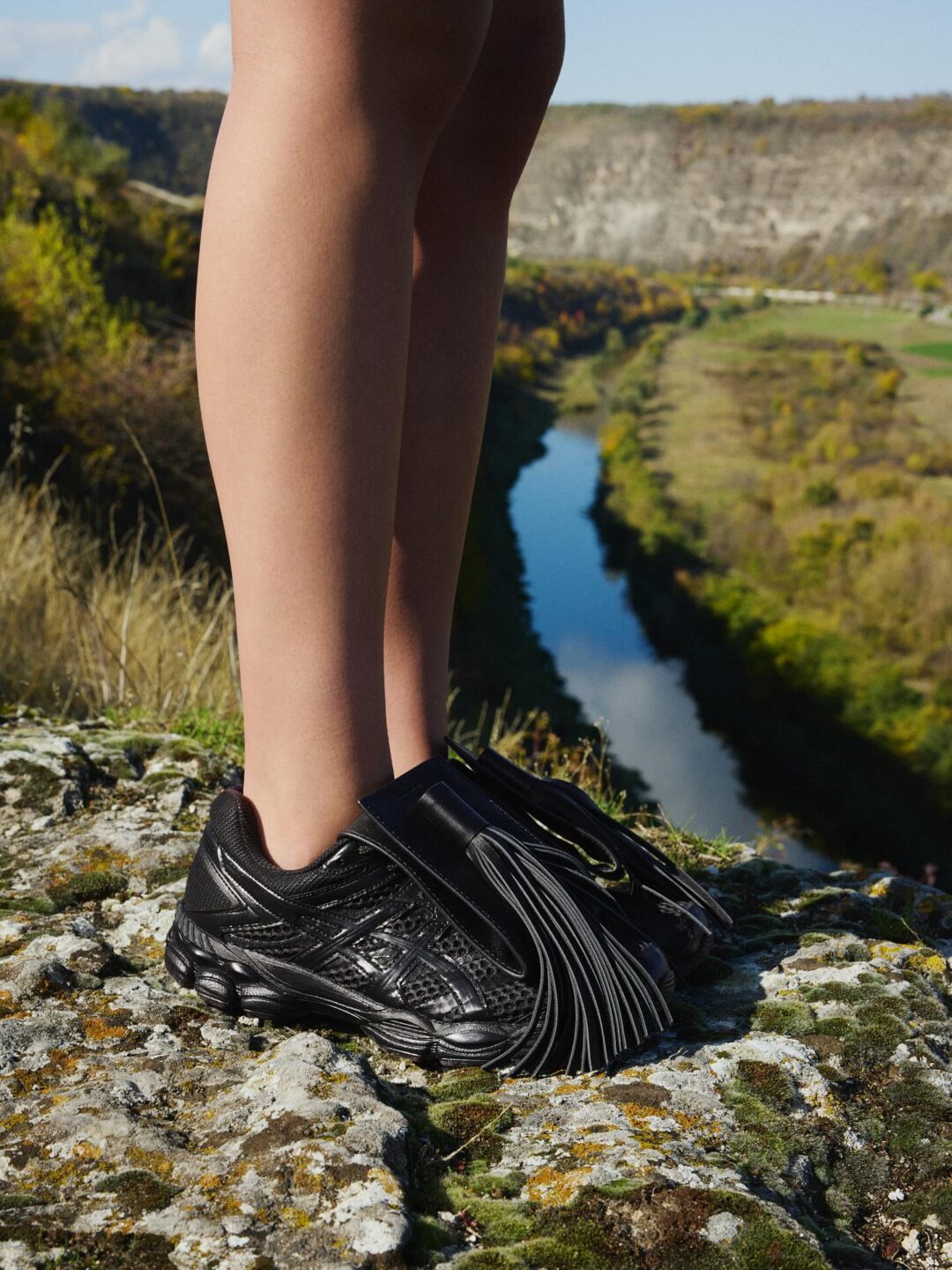 【2025年 10/31 発売】FIDAN NOVRUZOVA × ASICS GEL-CUMULUS 16 “Black/Dark Cherry” (フィダン・ノブルゾバ アシックス ゲルキュムラス)