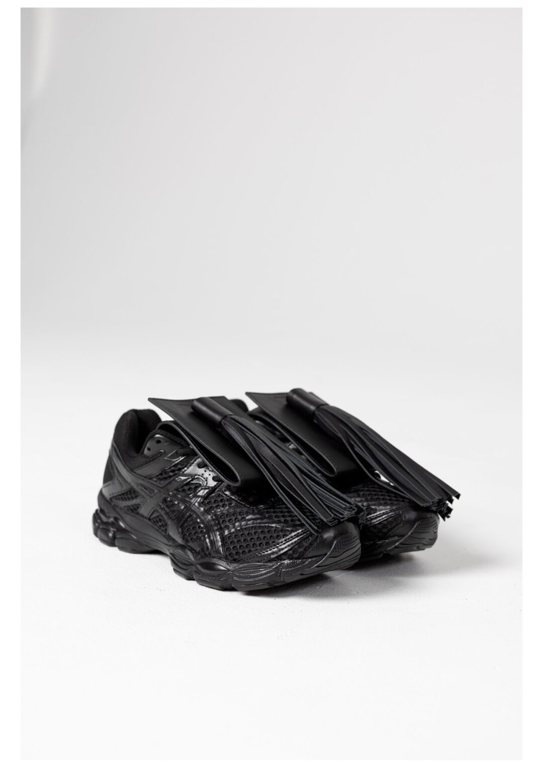 【2025年 10/31 発売】FIDAN NOVRUZOVA × ASICS GEL-CUMULUS 16 “Black/Dark Cherry” (フィダン・ノブルゾバ アシックス ゲルキュムラス)