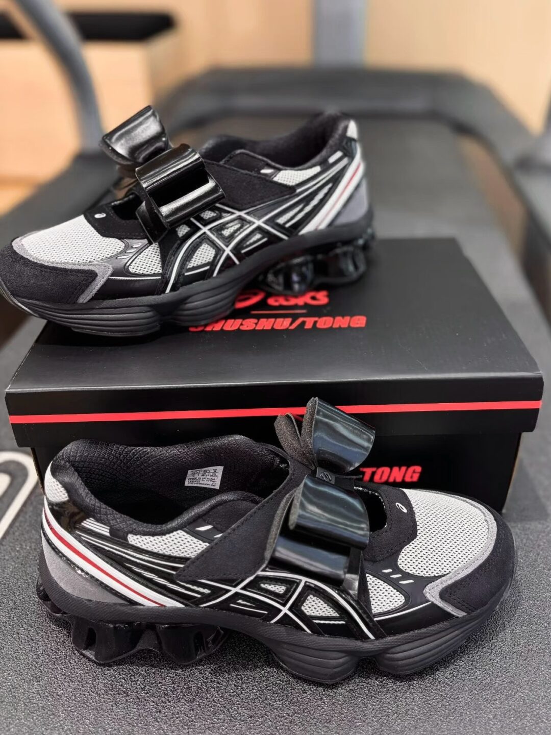 【2025年 12/5 & 12/11 発売】SHUSHU/TONG × ASICS GEL-KINETIC FLUENT 2025 FW (シュシュ/トング アシックス ゲルキネティック) [1203B021.020/1203A915.020]