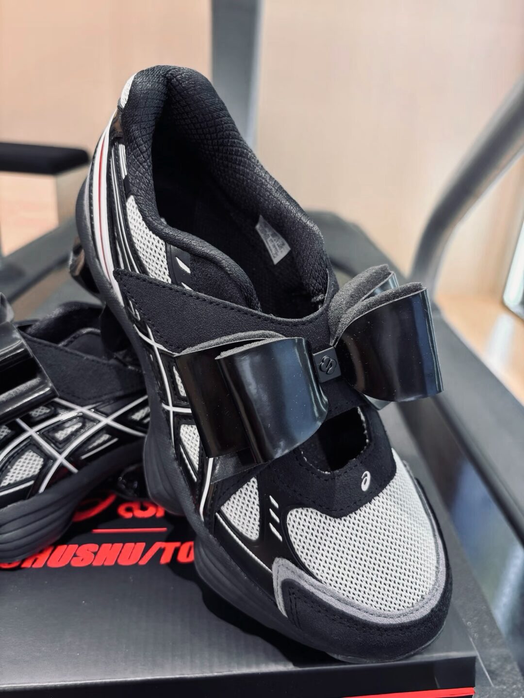 【2025年 12/5 & 12/11 発売】SHUSHU/TONG × ASICS GEL-KINETIC FLUENT 2025 FW (シュシュ/トング アシックス ゲルキネティック) [1203B021.020/1203A915.020]