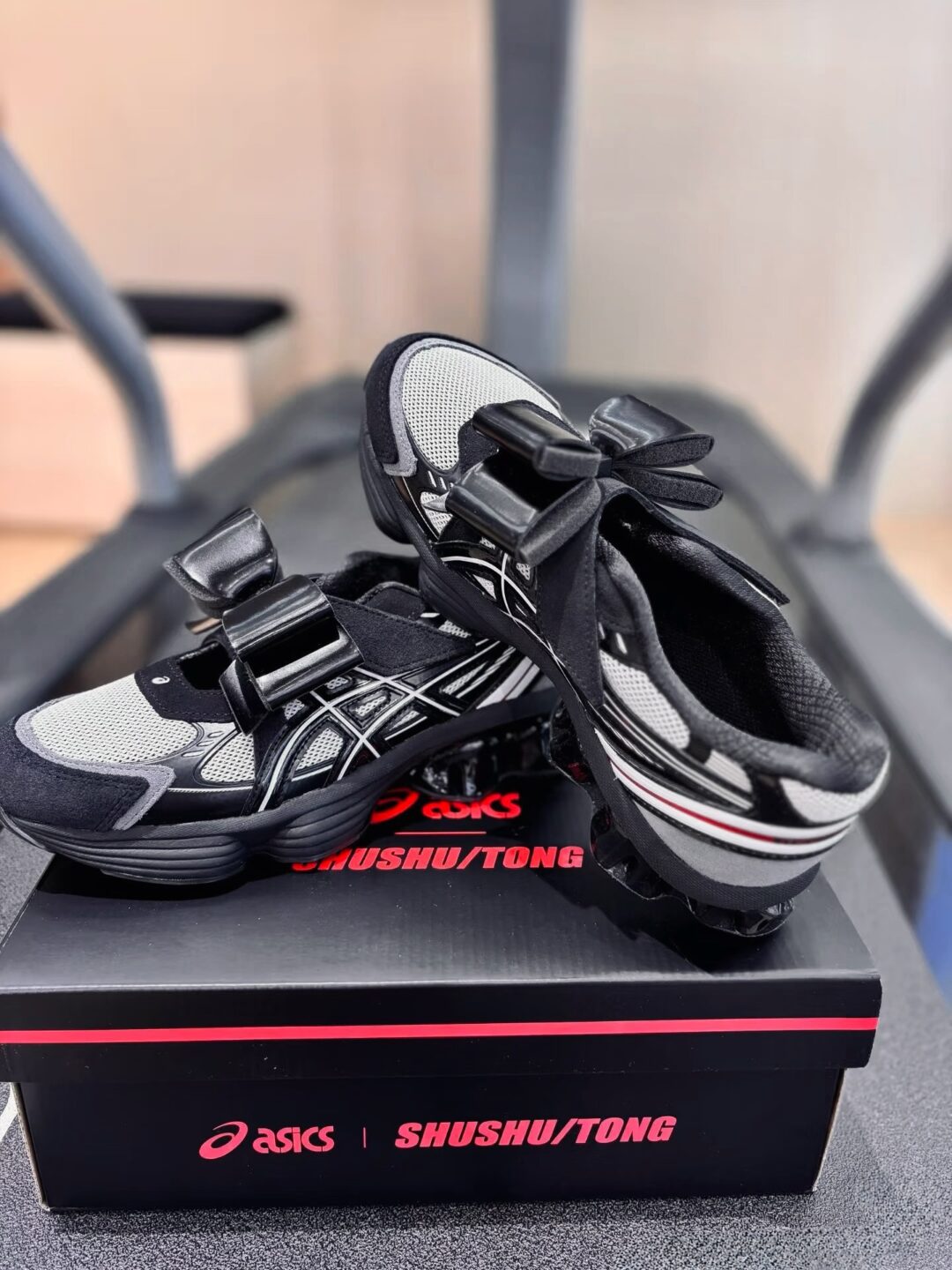 【2025年 12/5 & 12/11 発売】SHUSHU/TONG × ASICS GEL-KINETIC FLUENT 2025 FW (シュシュ/トング アシックス ゲルキネティック) [1203B021.020/1203A915.020]